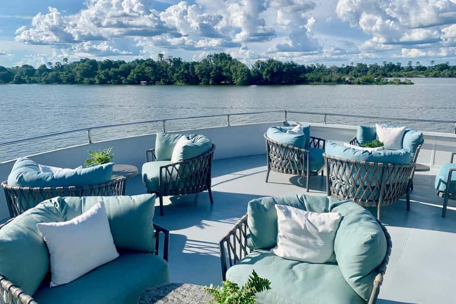 Luxury Cruise : Sunset Boat Cruise on The Zambezi Explorer - The five-minute ride from Victoria Falls