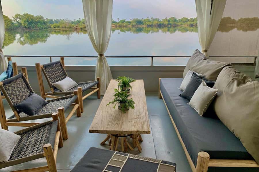 Luxury Cruise : Sunset Boat Cruise on The Zambezi Explorer - Cruising past islands and riverbanks