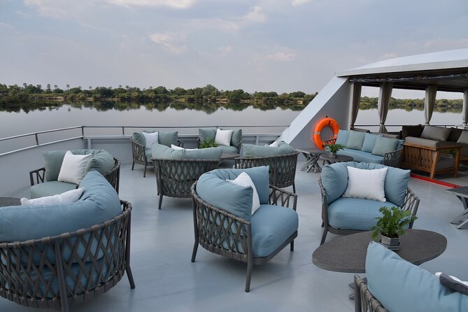 Pot & Signature Cruise Experience on the Zambezi River - A sunset ride between Zimbabwe and Zambia