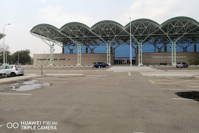 Victoria Falls International Airport Transfers - The driver helps with the final hotel handoff