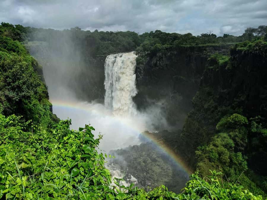Victoria Falls Town: Victoria Falls Guided Sunrise Tour - Entering the falls before the crowds