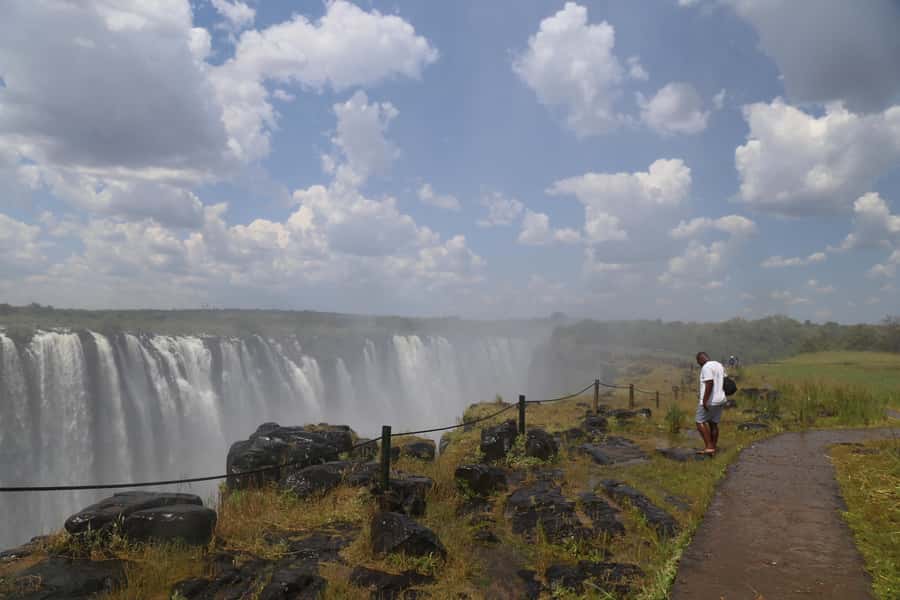 Zimbabwe & Zambia: Guided Tour of the Falls from Both Sides - The local market stop